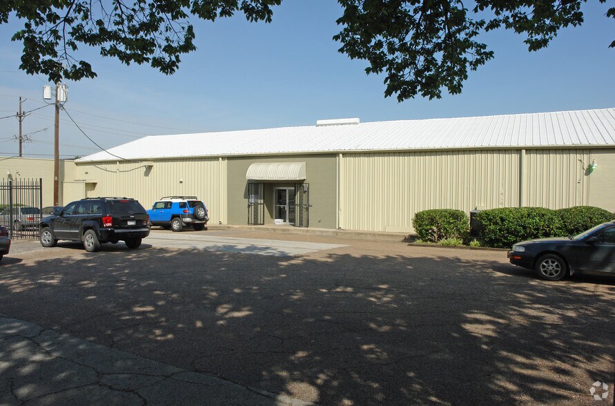 More Photos Of 6300 Maple Ave, Dallas Warehouse For Lease