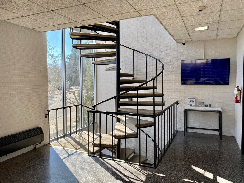 More Photos Of 222 E Wisconsin Ave, Lake Forest Office For Lease