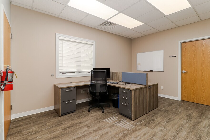 More Photos Of 1605 Commerce Pky, Bloomington Office For Lease