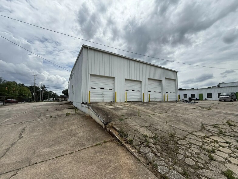 More Photos Of 1445 Cleveland Ave, East Point Showroom For Sale