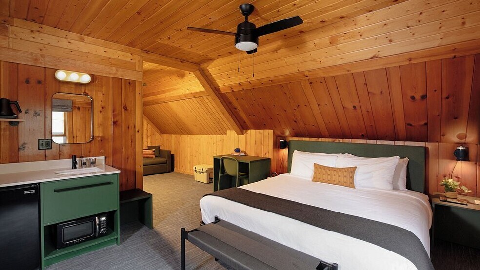 More Photos Of 290 Izaak Walton Inn Rd, Essex Hotel For Sale
