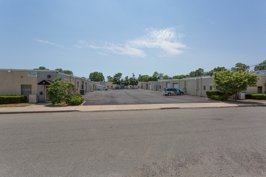Primary Photo Of 262 Suburban Ave, Deer Park Warehouse For Lease