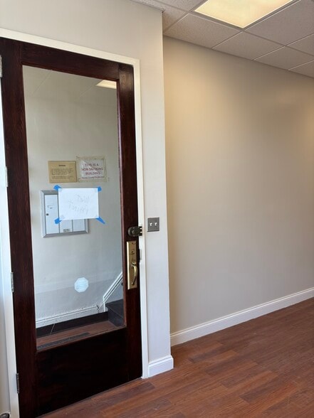 More Photos Of 5 Station Plz, Bethpage Storefront Retail Office For Lease