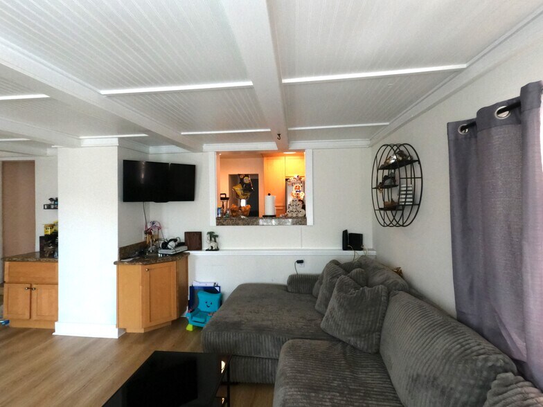 More Photos Of 72 62nd Pl, Long Beach Restaurant For Sale