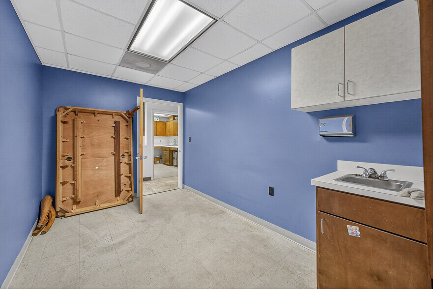 More Photos Of 1500 N Pace Blvd, Pensacola Freestanding For Sale