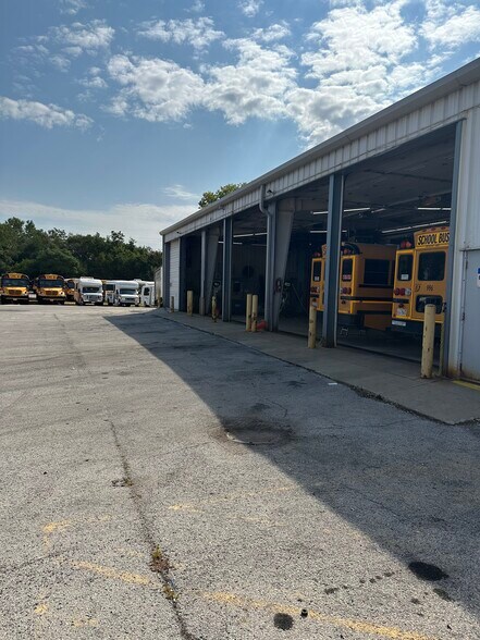 More Photos Of 16725 Van Dam Rd, South Holland Auto Repair For Lease