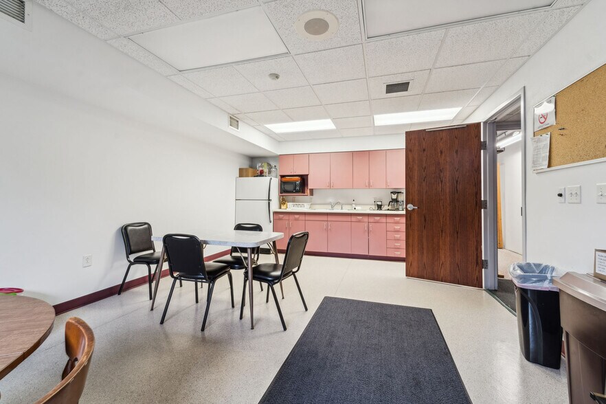 More Photos Of 952 S Park Ave, Fond Du Lac Medical For Sale
