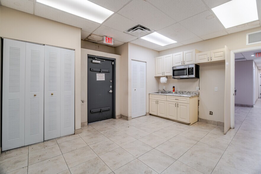 More Photos Of 1015 NW 72nd St, Miami Warehouse For Sale