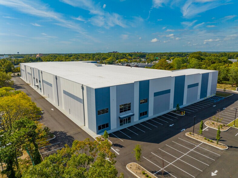 More Photos Of 60 Motor Pky, Commack Warehouse For Lease