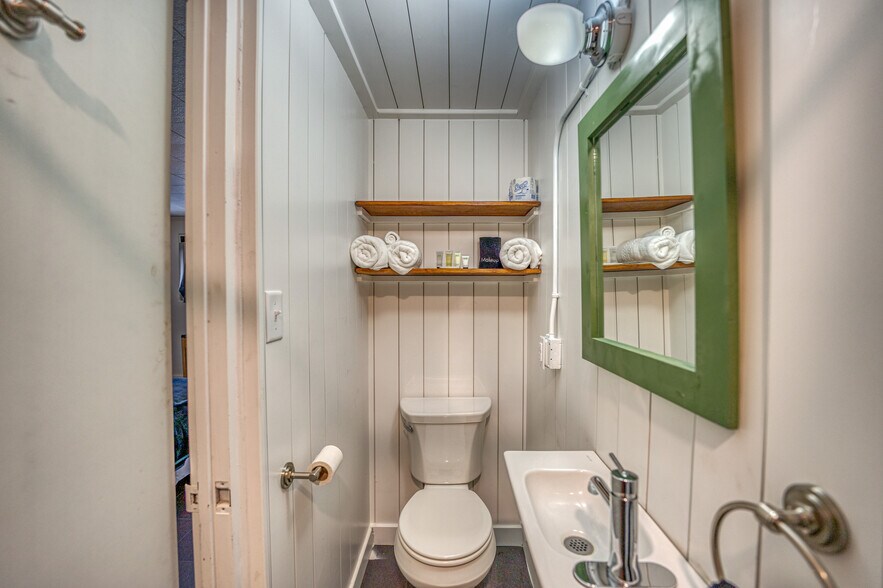 More Photos Of 208 Court St, Jasper Hotel For Sale