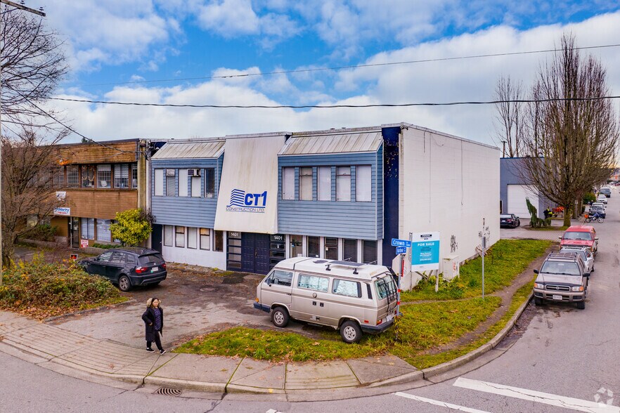 More Photos Of 1401 Crown St, North Vancouver District Light Distribution For Sale