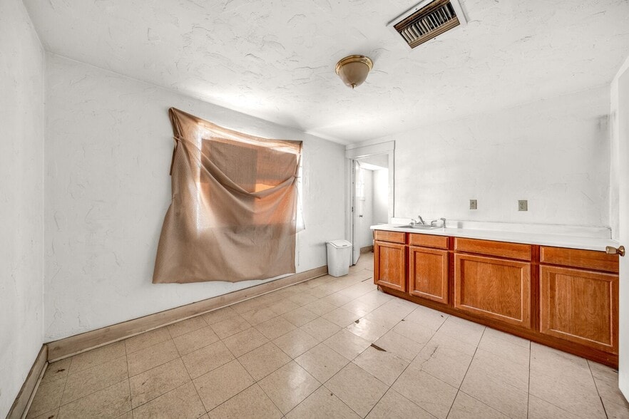 More Photos Of 1433 N 1st St, Phoenix General Retail For Sale