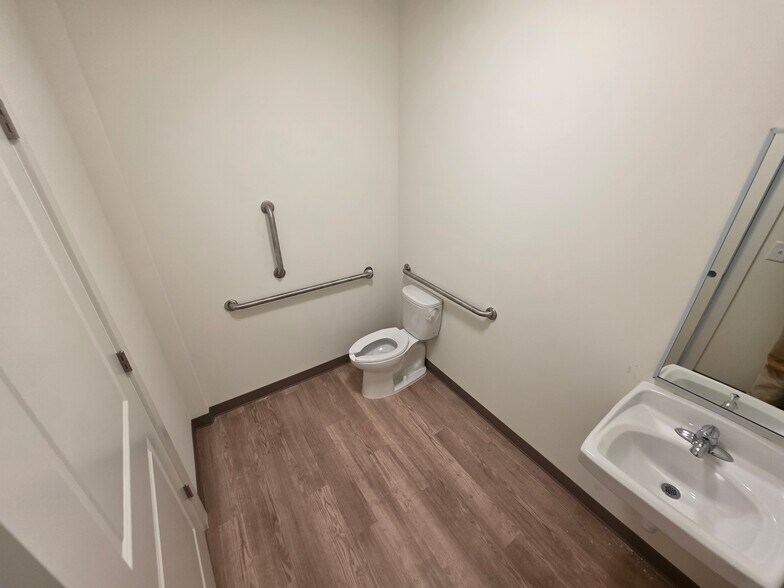 More Photos Of 5051 Farmville Rd, Auburn Flex For Sale