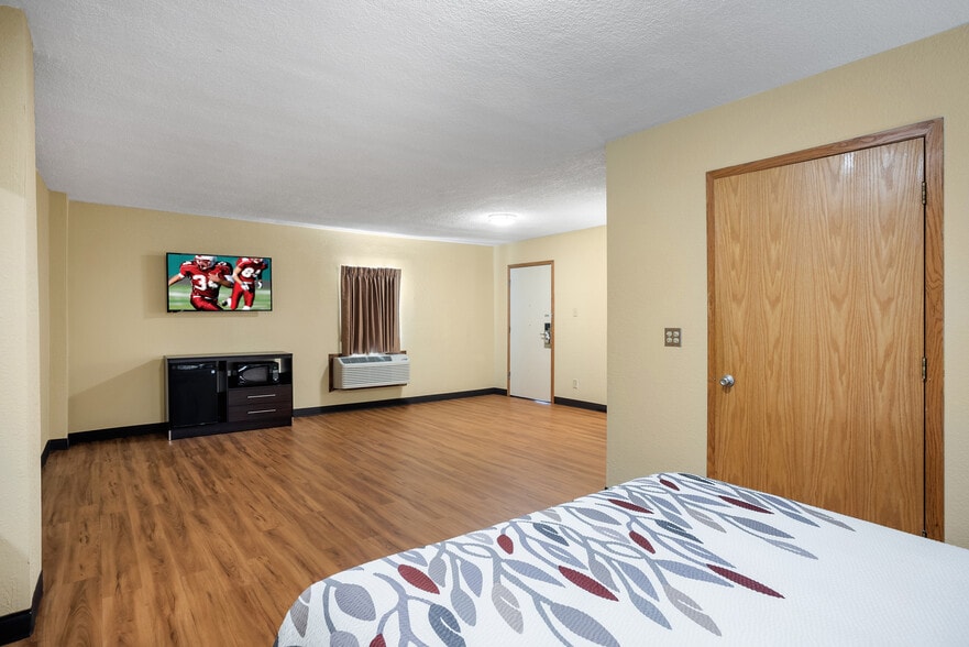 More Photos Of 5020 NE 14th St, Des Moines Hotel For Sale