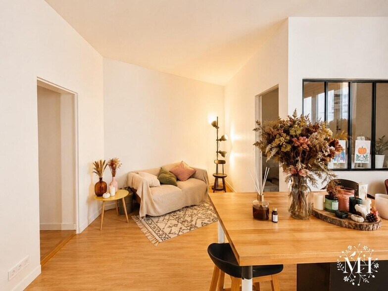More Photos Of 57 Rue Ramey, Paris General Retail For Sale