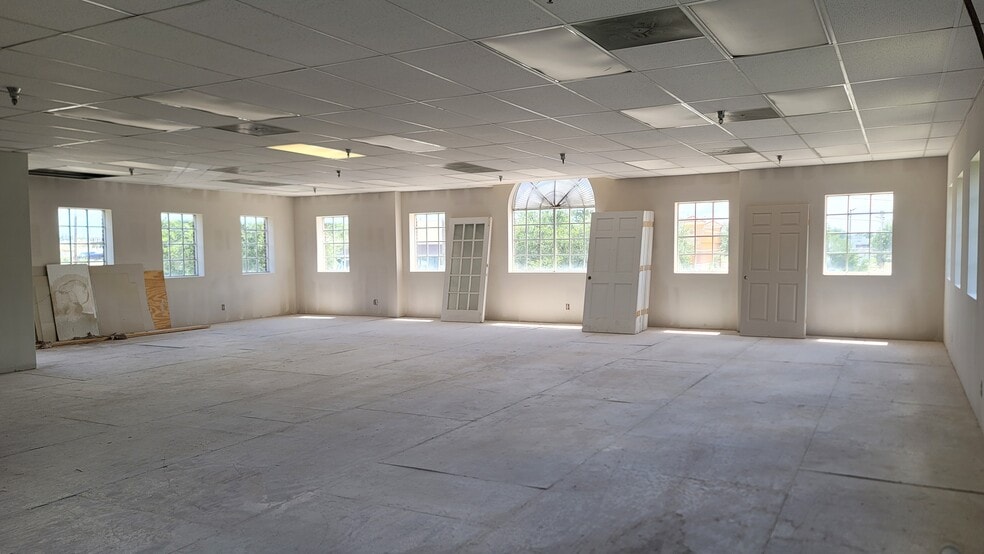 More Photos Of 3445 Highland Rd, Dallas Office For Sale