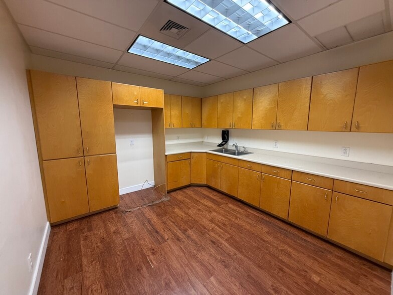 More Photos Of 99-870 Iwaena St, Aiea Warehouse For Lease