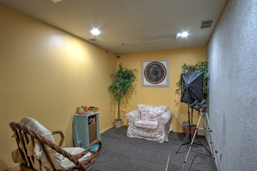 More Photos Of 220 S Ashland St, Cambridge Storefront Retail Office For Sale