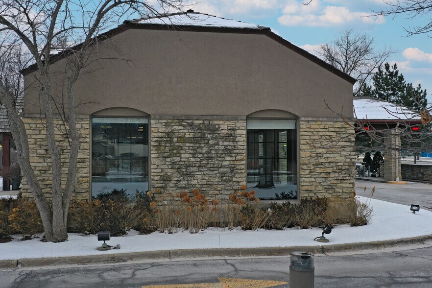 More Photos Of 2595 Waukegan Rd, Bannockburn Bank For Lease