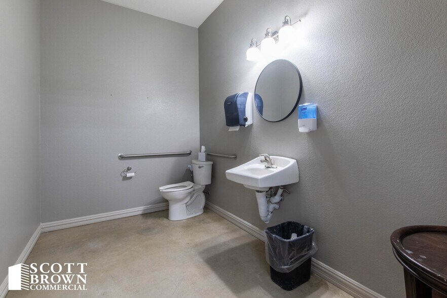 More Photos Of 1212 W Sherman Dr, Aubrey Showroom For Lease