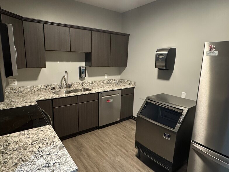More Photos Of 16180 Laurel St, Waukee Flex For Lease