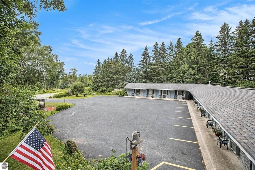 More Photos Of 519 Lake St, Frankfort Hotel For Sale