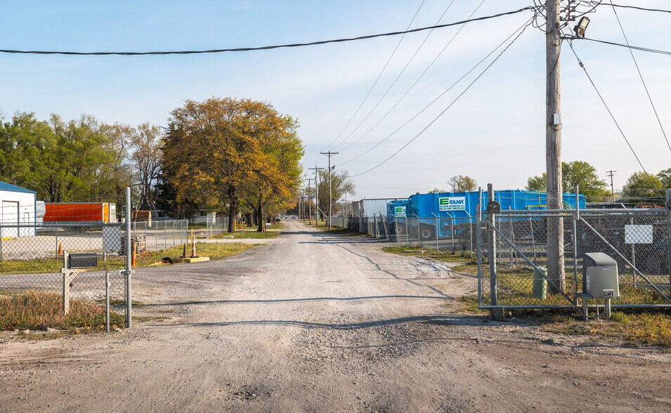 More Photos Of 300 Washington St, South Roxana Warehouse For Sale