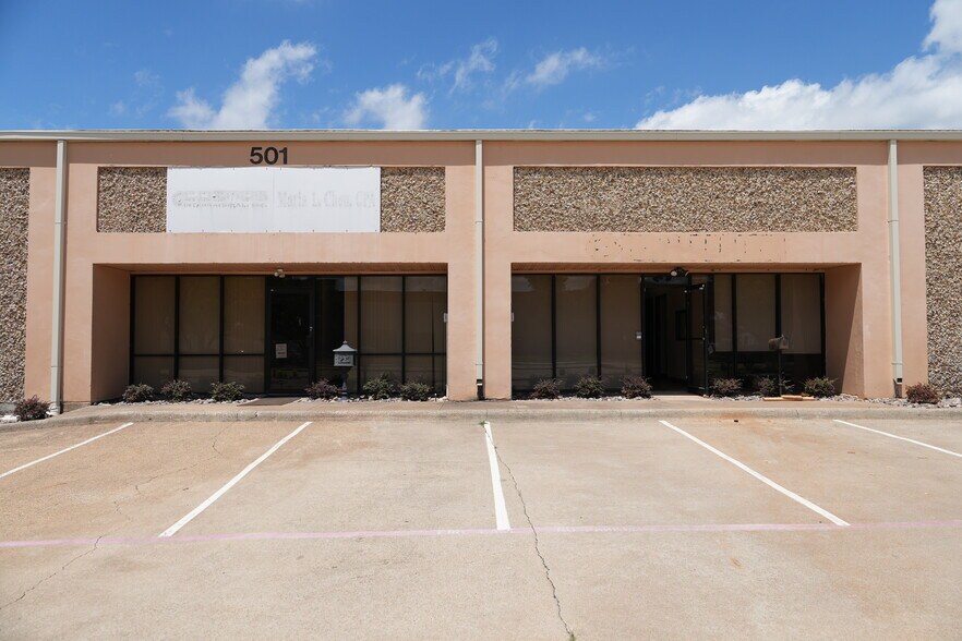More Photos Of 501 Industrial Dr, Richardson Warehouse For Lease