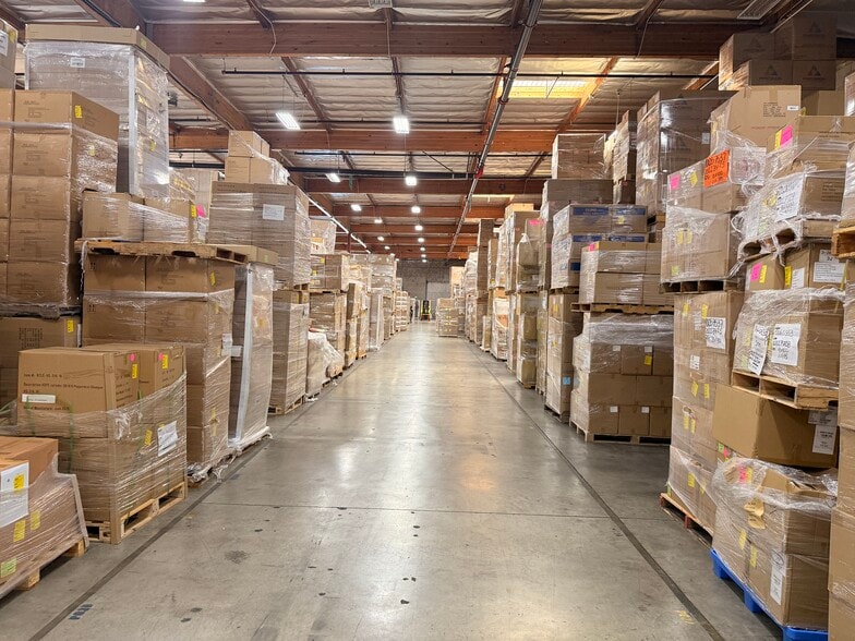 More Photos Of 8100 Deering Ave, Canoga Park Distribution For Lease