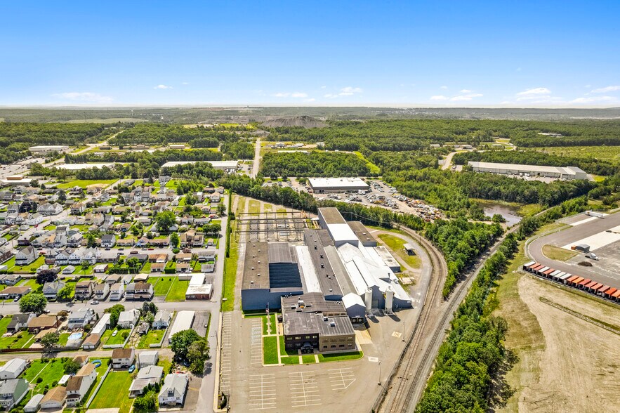 Primary Photo Of 101 Carleton Ave, Hazleton Manufacturing For Sale