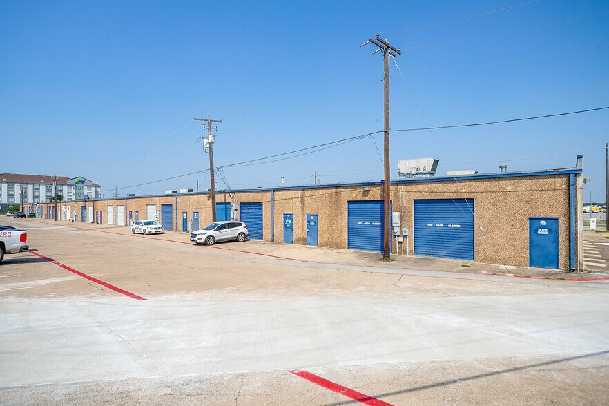 More Photos Of 3501-3539 NW Loop 820, Fort Worth Showroom For Lease