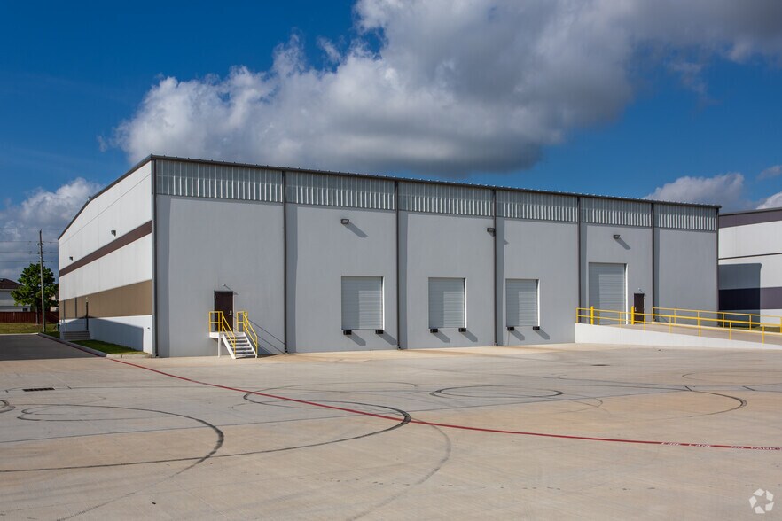 More Photos Of 1103 E Airtex Dr, Houston Distribution For Lease