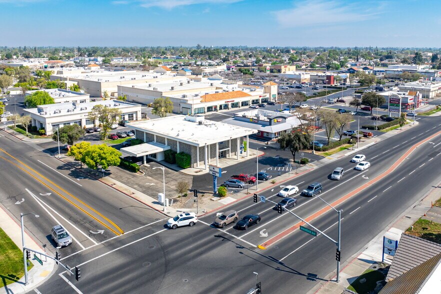 More Photos Of 890 W Lacey Blvd, Hanford Bank For Sale