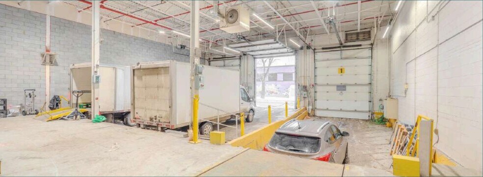 More Photos Of 5655 Rue de Marseille, Montréal Light Distribution For Lease
