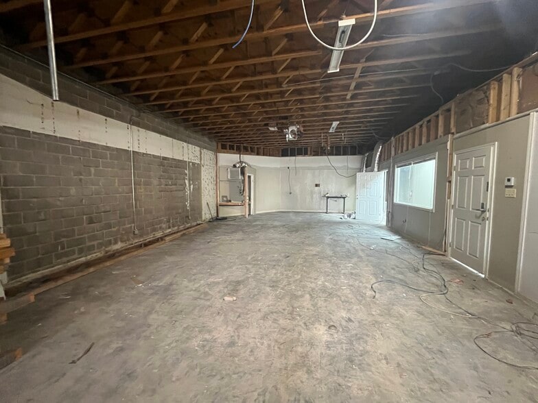More Photos Of 2502 Harry Wurzbach Rd, San Antonio Flex For Sale