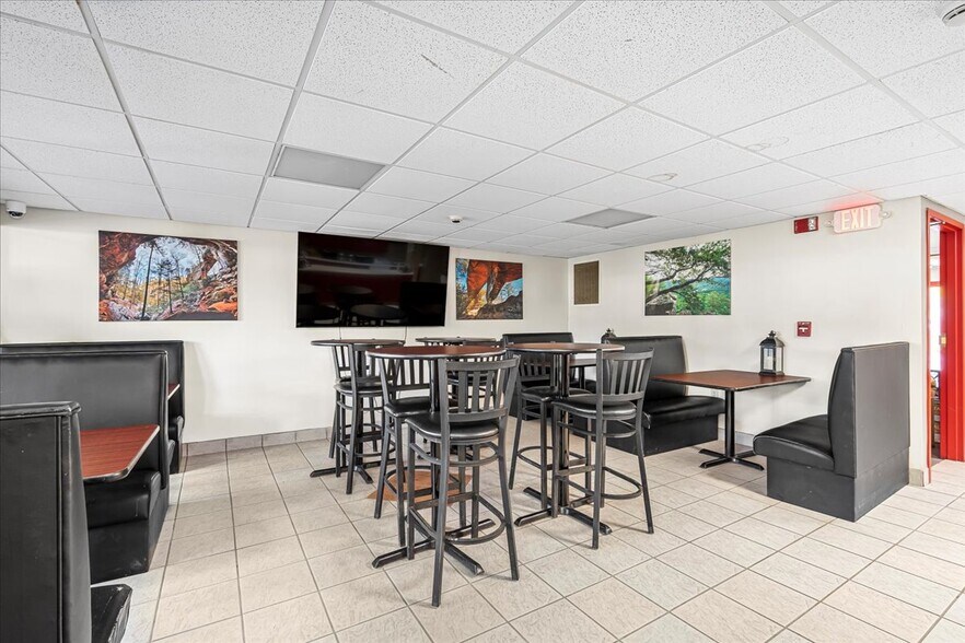 More Photos Of 182 Quillen Chapel Service Rd, Campton Hotel For Sale