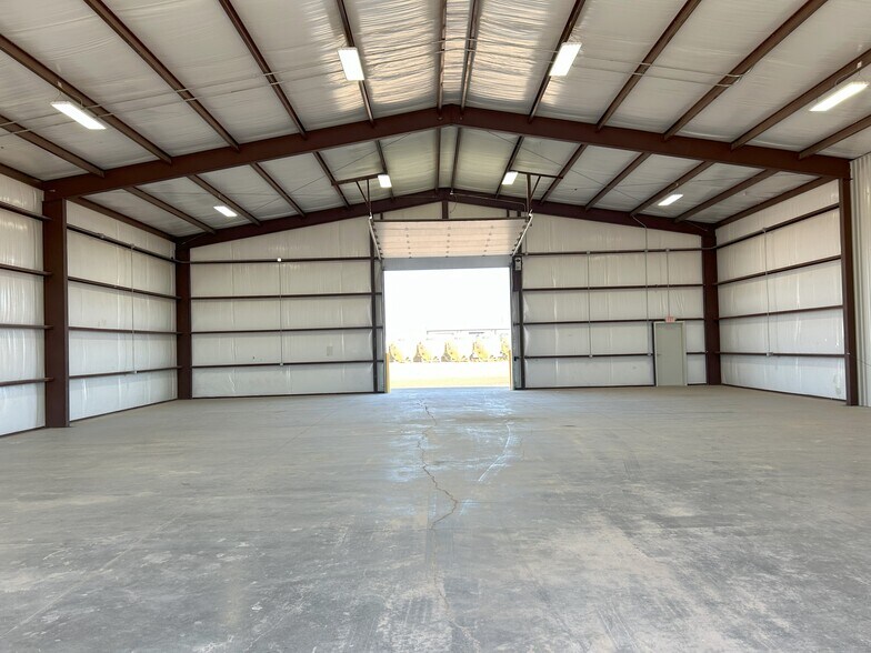 More Photos Of 1389 Oil Mil Rd, Pecos Warehouse For Lease