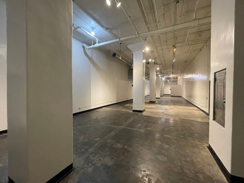 More Photos Of 7000 Romaine St, Los Angeles Showroom For Lease