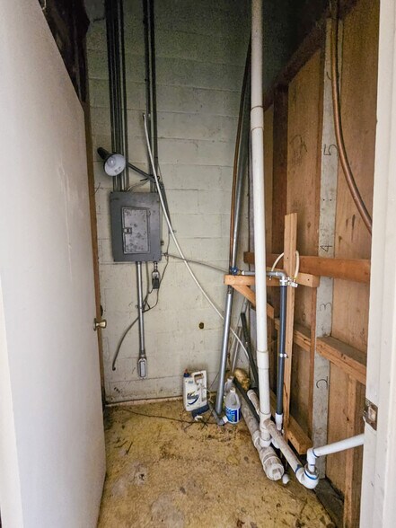 More Photos Of 1420 E Palestine Ave, Palestine Flex For Sale