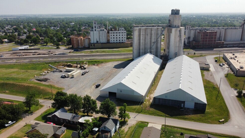 More Photos Of 220 W Oak St, El Reno Warehouse For Lease