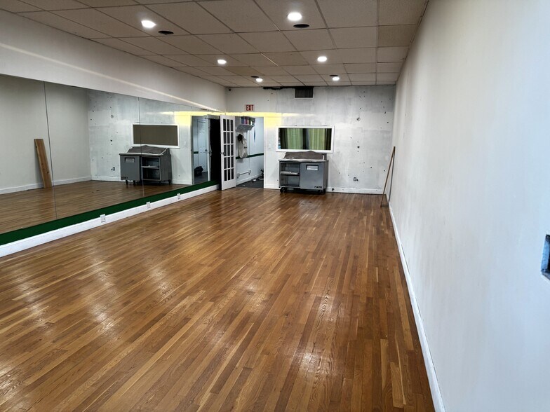 More Photos Of 742-756 N Wellwood Ave, Lindenhurst Storefront Retail Office For Lease