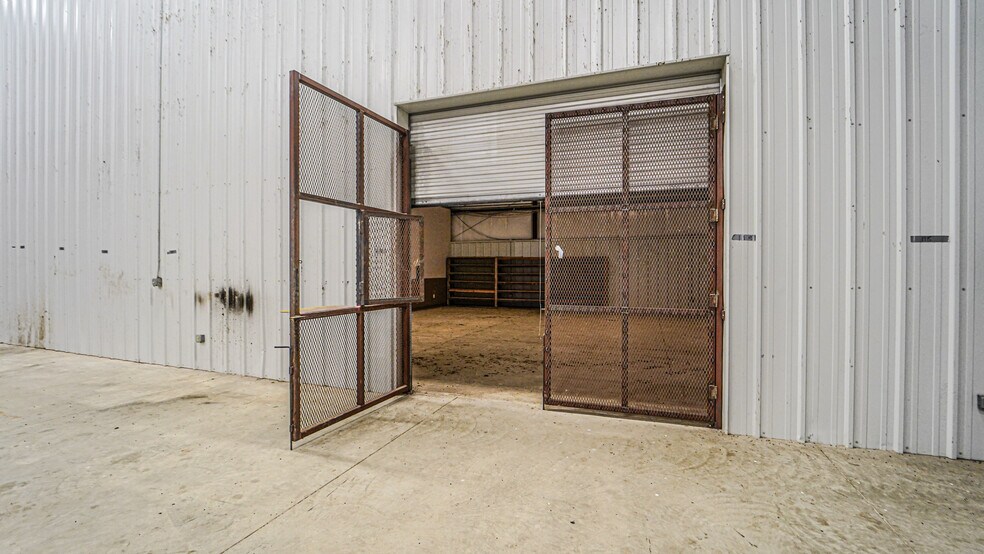 More Photos Of 5500 SW Moody St, Victoria Manufacturing For Sale