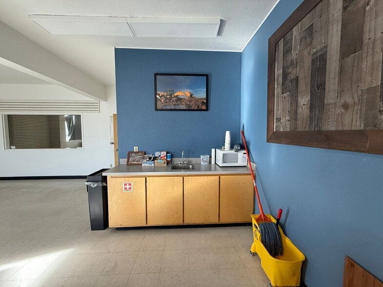 More Photos Of 3344 Washburn Way, Klamath Falls Warehouse For Lease