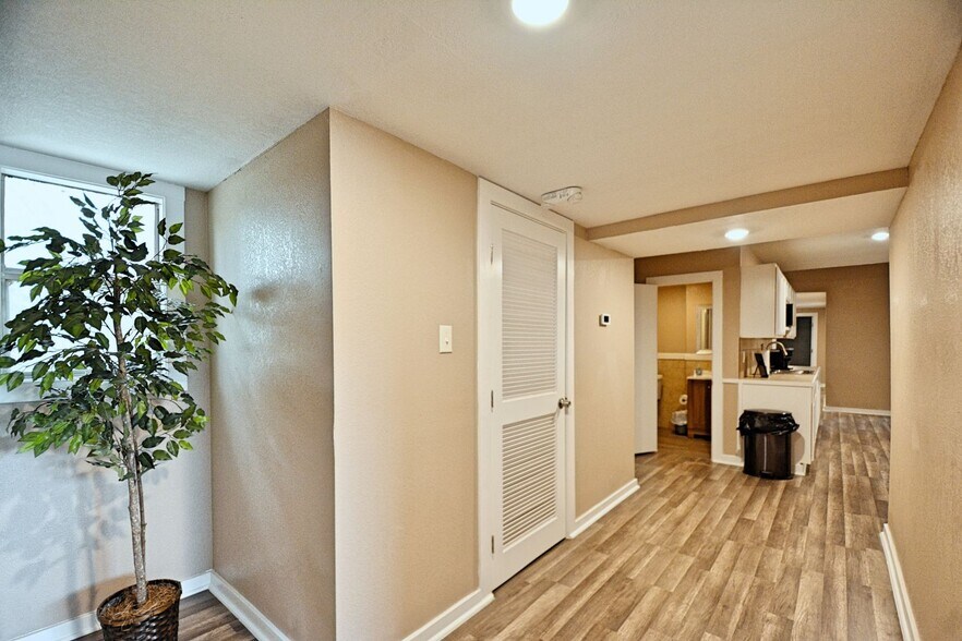 More Photos Of 1111 N Walnut Ave, New Braunfels Office For Lease