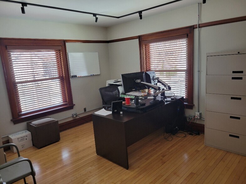 More Photos Of 117 W Willow Ave, Wheaton Office For Lease