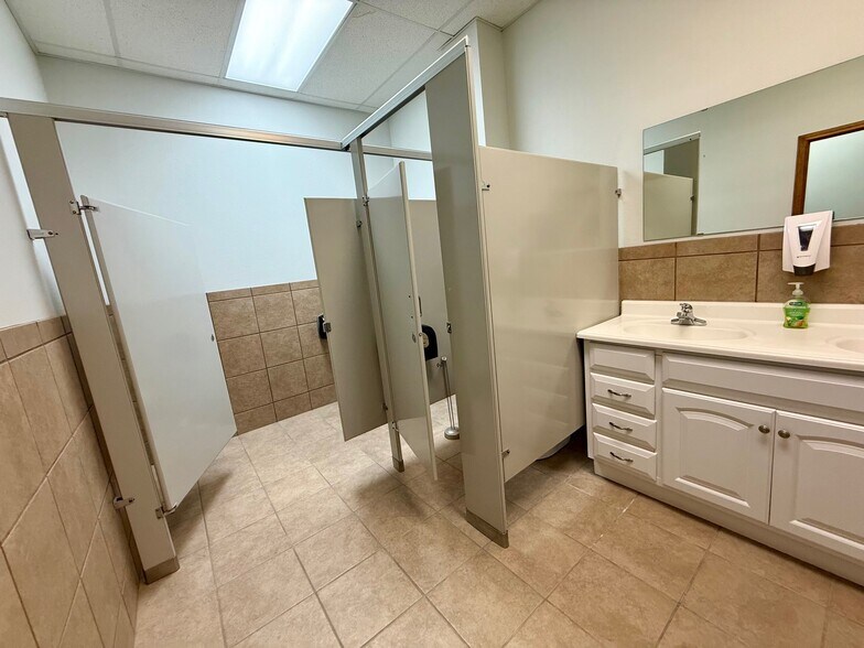 More Photos Of 2001 Westar Rd, Midland Warehouse For Lease