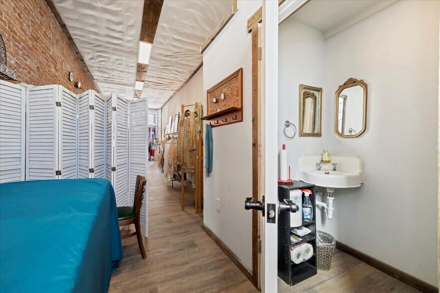 More Photos Of 310 Victor Ave, Victor General Retail For Sale