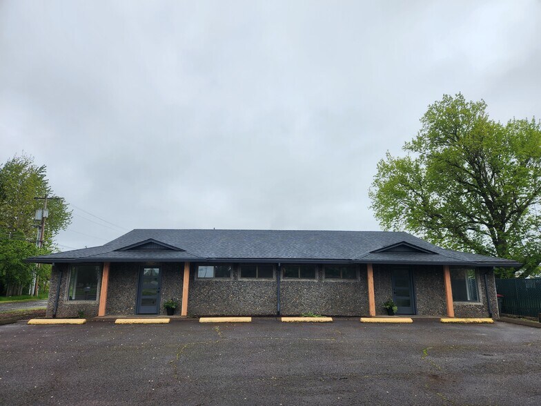 Primary Photo Of 2115 McDonald, McMinnville Storefront Retail Office For Lease