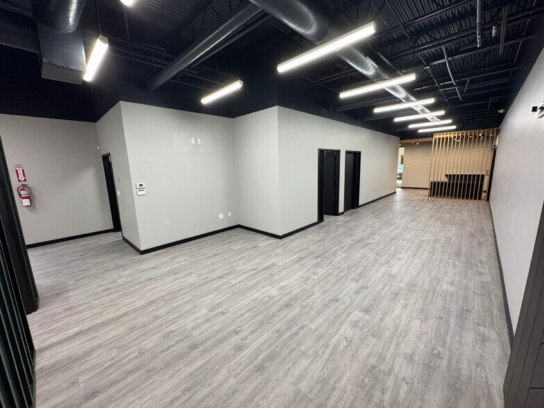 More Photos Of 8230 Elmbrook Dr, Dallas Flex For Lease