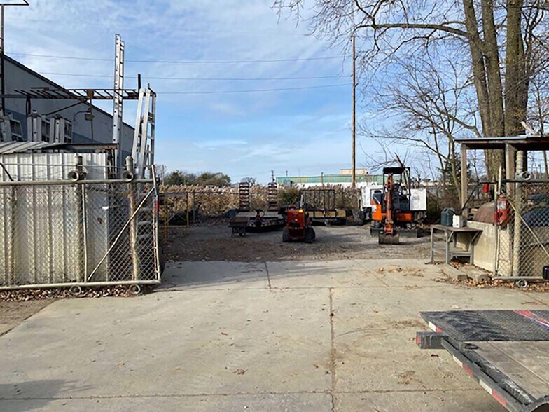 More Photos Of 2415 S Byrne Rd, Toledo Showroom For Sale